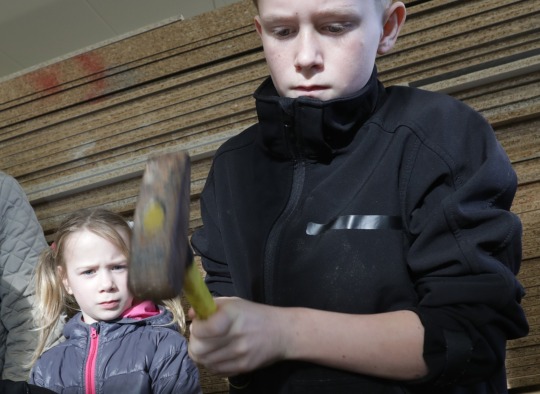 „Šeimos inkilas“ subūrė ukmergiškius kilniam tikslui – sugrįžtantys paukščiai turės namus