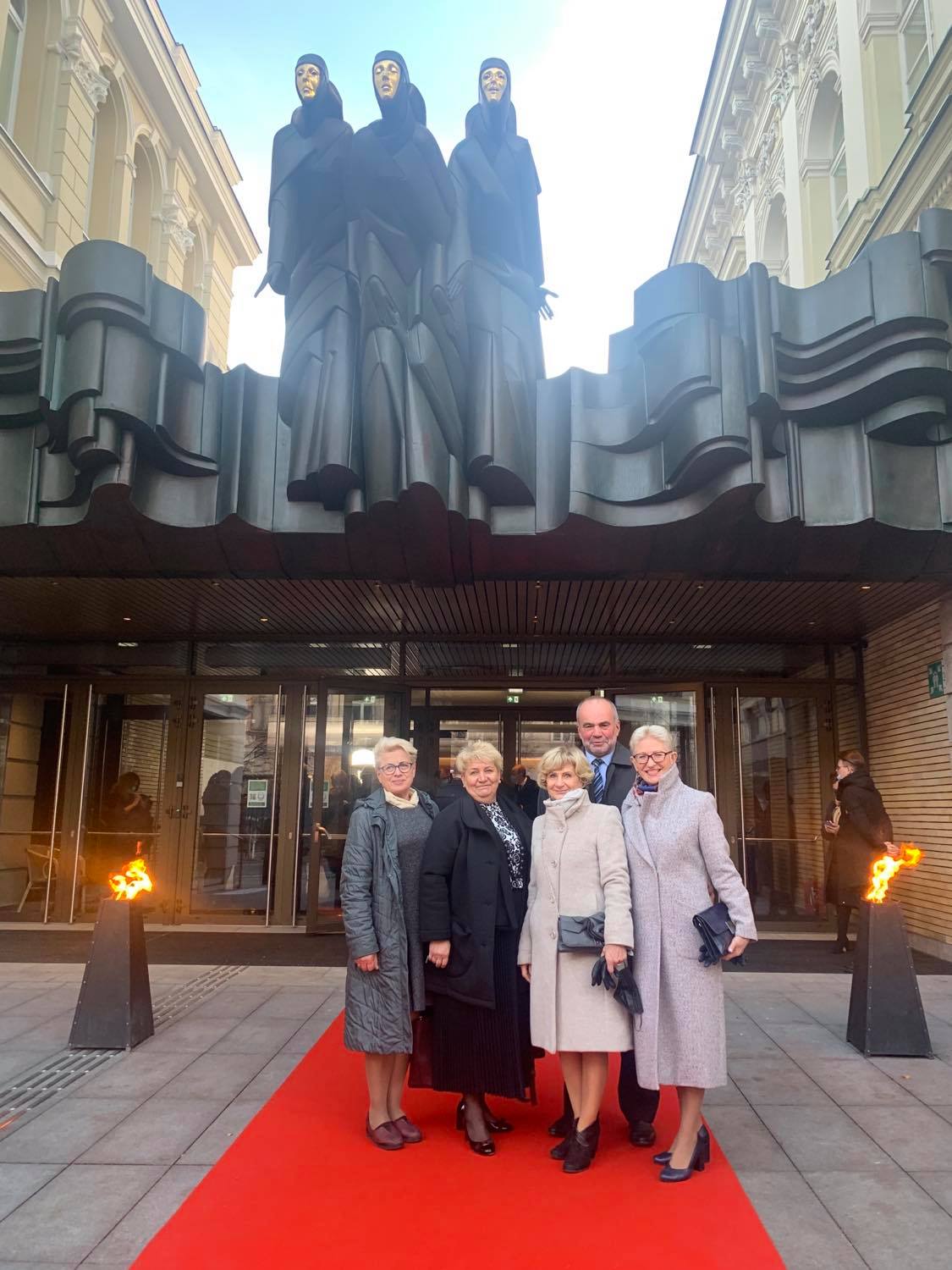 Renginyje dalyvavo ir Ukmergės rajono savivaldybės atstovai: Tarybos nariai Angelė Jokubynienė, Danutė Užkurėlytė ir Kazys Grybauskas, administracijos direktoriaus pavaduotoja Dalė Steponavičienė bei Personalo, civilinės metrikacijos ir dokumentų valdymo skyriaus vedėja Zina Kurmelienė